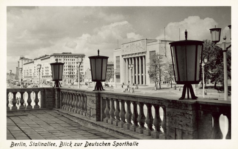 东柏林Stalinallee的Deutschen Sporthalle景观，约1950年代（黑白照片）。 作者 德国摄影师