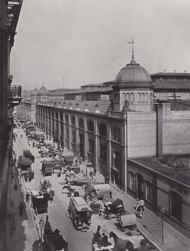Vor Der Central-Markthalle Am Alexander-Platz (b/w photo) 作者 德国摄影师