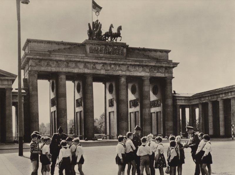 Yong pioneers come to the Brandenburg Gate, the landmark of Berlin, to see their friends, the frontier guards (b/w photo) 作者 德国摄影师