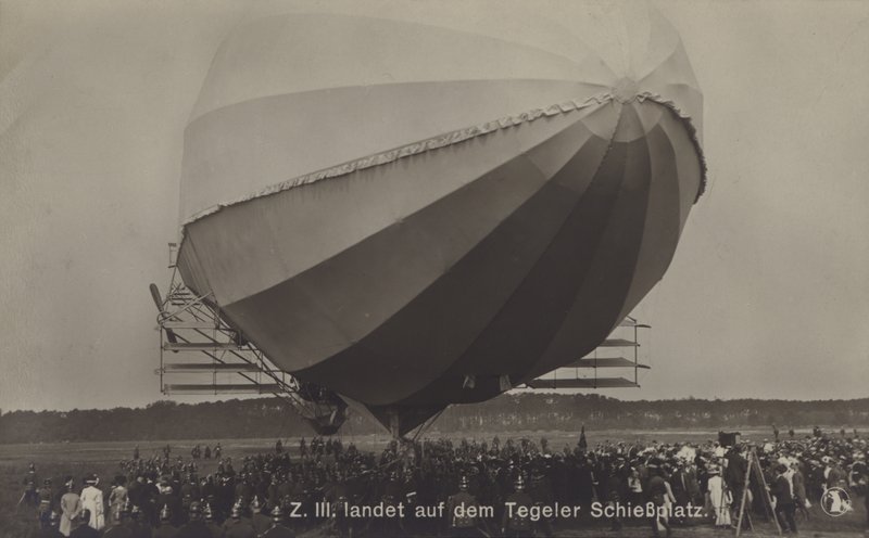 Zeppelin LZ III在柏林泰格尔射击场降落后（黑白照片）。 作者 德国摄影师