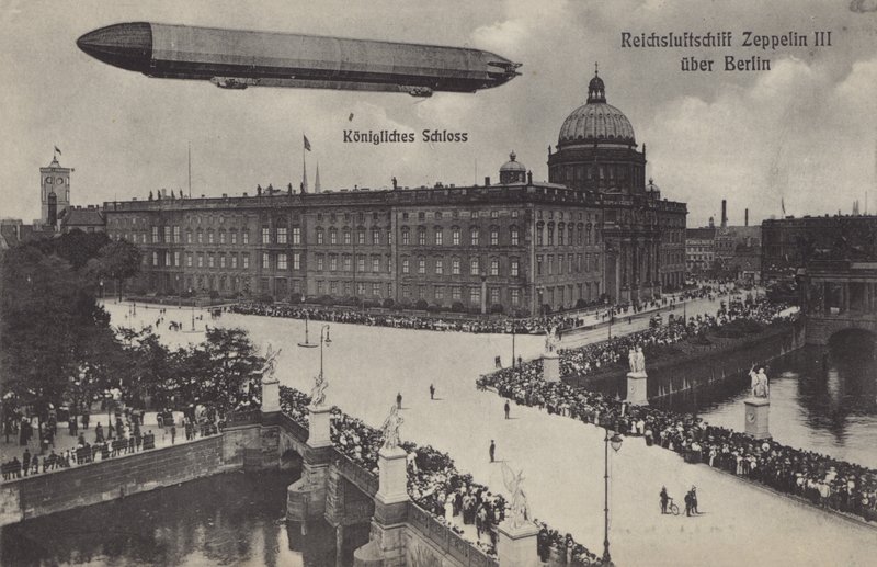 Zeppelin LZ III flying over the City Palace, Berlin (b/w photo) 作者 德国摄影师