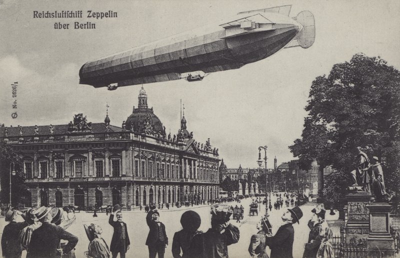 Zeppelin airship flying over Berlin (b/w photo) 作者 德国摄影师