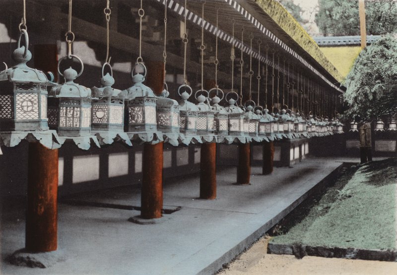 日本，约1912年。奈良春日寺的青铜灯笼(照片) 作者 摄影师 日本人