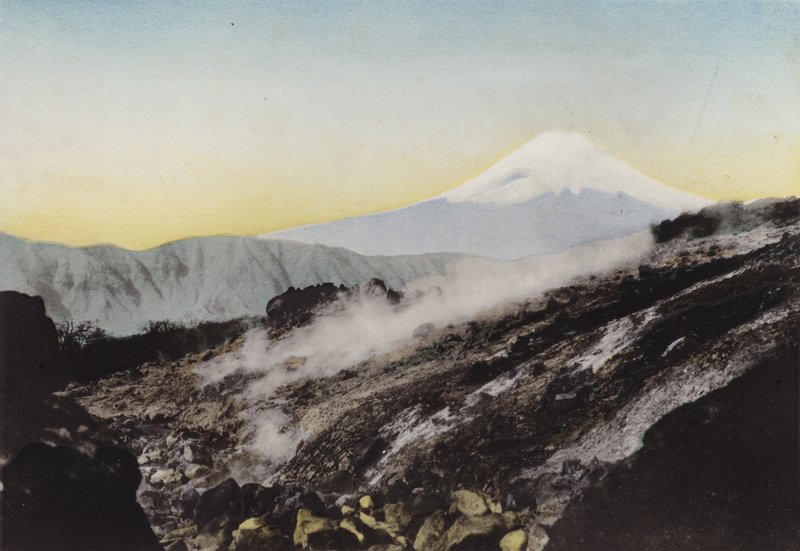 日本，约 1912 年：来自箱根大涌谷的富士山（照片） 作者 摄影师 日本人