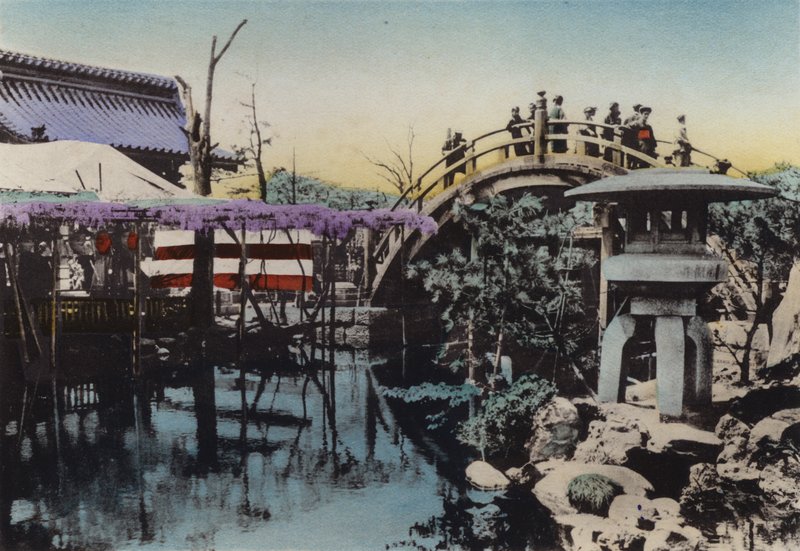 日本，约 1912 年：龟户寺以五月的紫藤花和鼓楼的鼓桥而闻名（照片） 作者 摄影师 日本人