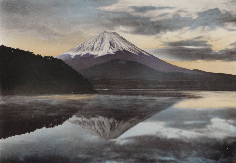 日本，约1912年。从昌吉湖看富士山(照片) 作者 摄影师 日本人