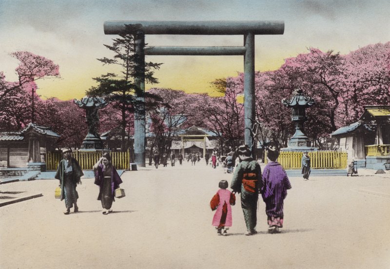 日本，约1912年。巨大的青铜鸟居是为国难中死去的士兵建造的招魂神社，东京（照片）。 作者 摄影师 日本人