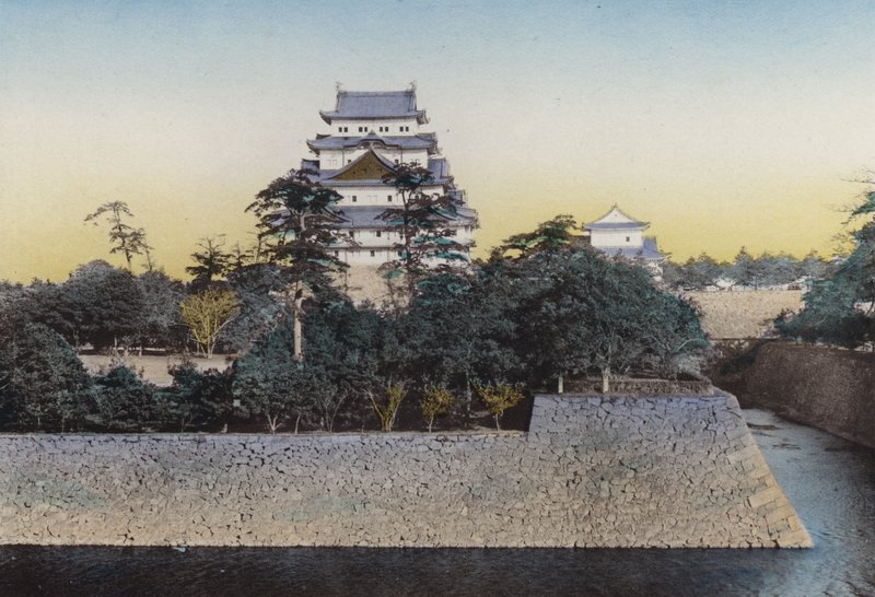 日本，约 1912 年：著名的名古屋城建于 1610 年； 非常有名的金海豚在保持顶部，海豚的高度为 8 英尺 7 英寸，价值约 360,000 日元，名古屋（照片） 作者 摄影师 日本人