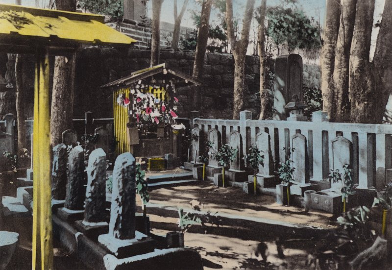 Japan, c.1912: Tomb of 47 Rohnin at Sangakuji, Tokyo (photo) 作者 摄影师 日本人