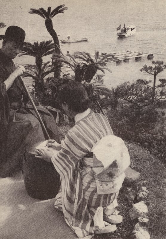 Japanese businessman and his secretary taking shorthand notes (b/w photo) 作者 摄影师 日本人