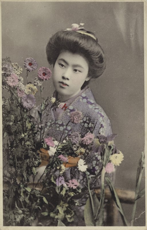 手捧鲜花的日本女孩（彩色照片） 作者 摄影师 日本人