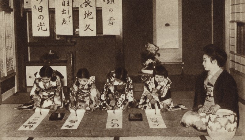 日本女学生在幼儿园课堂上用毛笔书写（黑白照片） 作者 摄影师 日本人