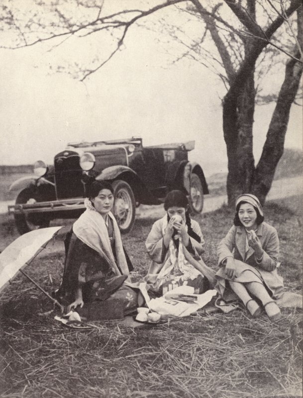 野餐的日本女性穿着西式服装（黑白照片） 作者 摄影师 日本人
