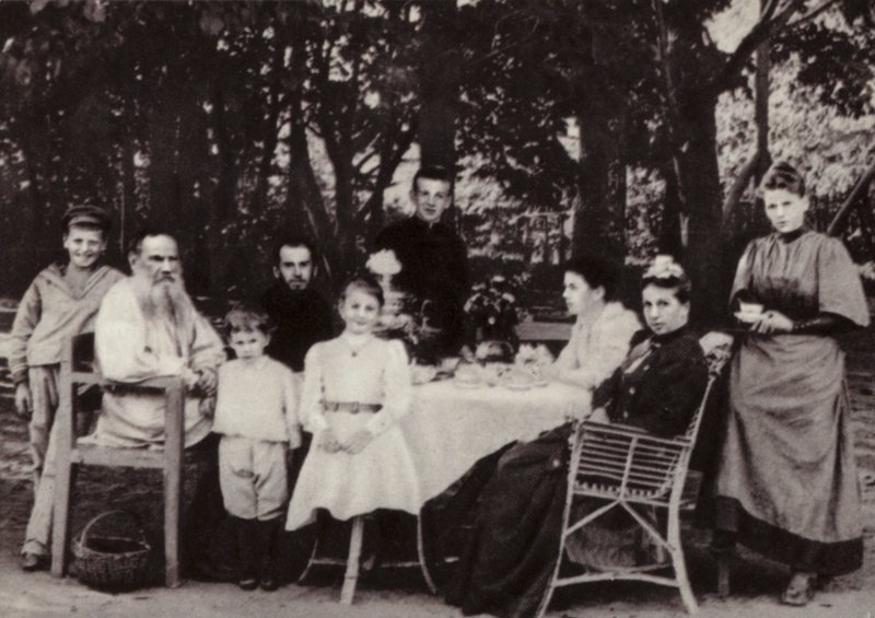LN Tolstoi与他的家人在公园的茶桌，Yasnaya Poliana，1892年 作者 俄罗斯摄影师
