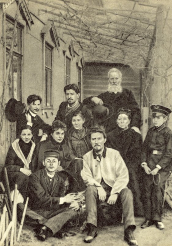 1890 年春，安东·契诃夫和亲戚朋友在他位于莫斯科萨多瓦亚-库德林斯卡亚街的房子的院子里（黑白照片） 作者 俄罗斯摄影师