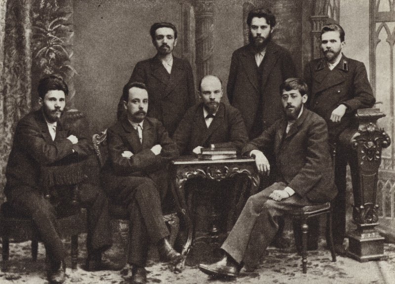 列宁与圣彼得堡工人阶级解放斗争联盟成员，圣彼得堡，1897年2月 作者 俄罗斯摄影师