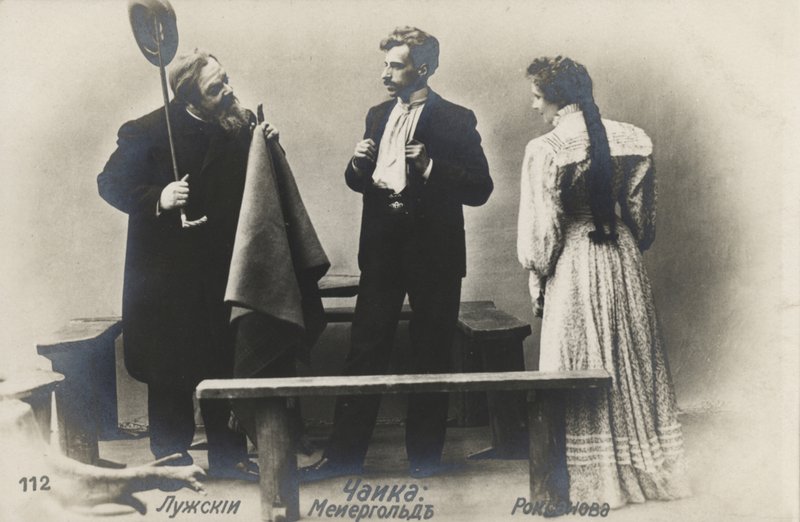 俄罗斯演员Vsevolod Meyerhold（中）饰演Treplev在莫斯科艺术剧院制作的Anton Chekhovs The Seagull，1898 作者 俄罗斯摄影师