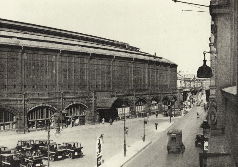 柏林：Bahnhof Friedrichstrasse； 弗里德里希大街车站（黑白照片） 作者 萨沙·斯通（Sasha Stone）