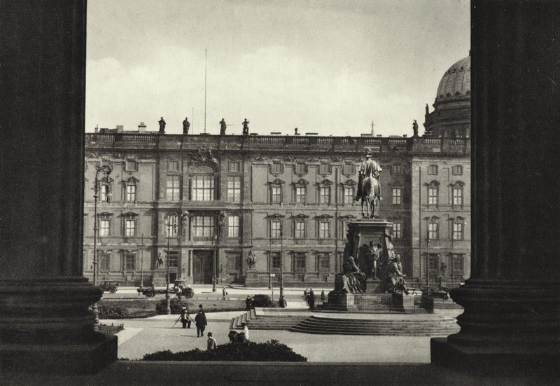 Berlin: Blick auf Schloss und Lustgarten; View of the Royal Palace and the Lustgarten (b/w photo) 作者 萨沙·斯通（Sasha Stone）