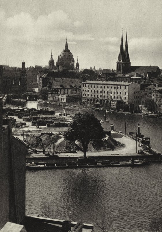 Berlin: Blick uber die Spree zum Muhlendamm; View of the Spree and the Muhlendamm (b/w photo) 作者 萨沙·斯通（Sasha Stone）