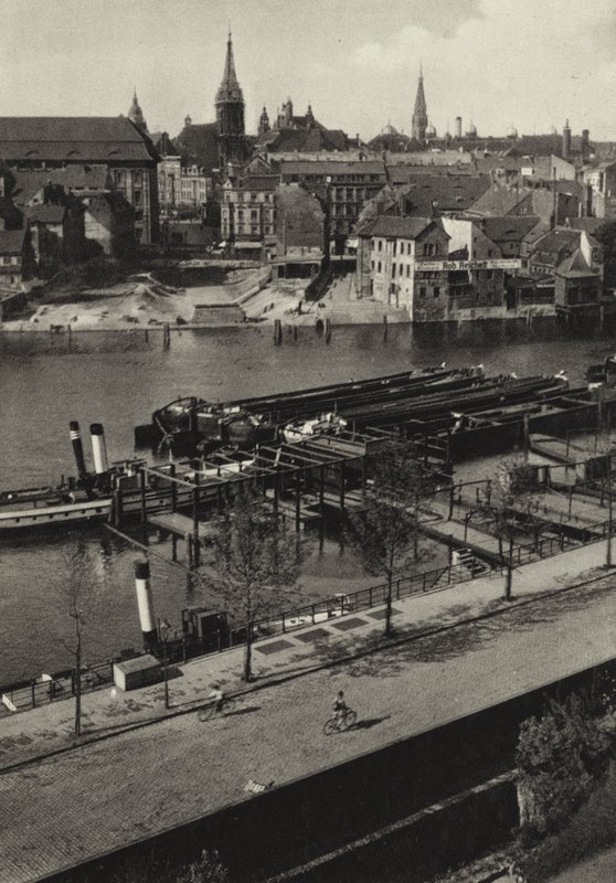 柏林：Blick uber die Spree zur Klosterstrasse； Spree 和 Klosterstrasse 的景色（黑白照片） 作者 萨沙·斯通（Sasha Stone）