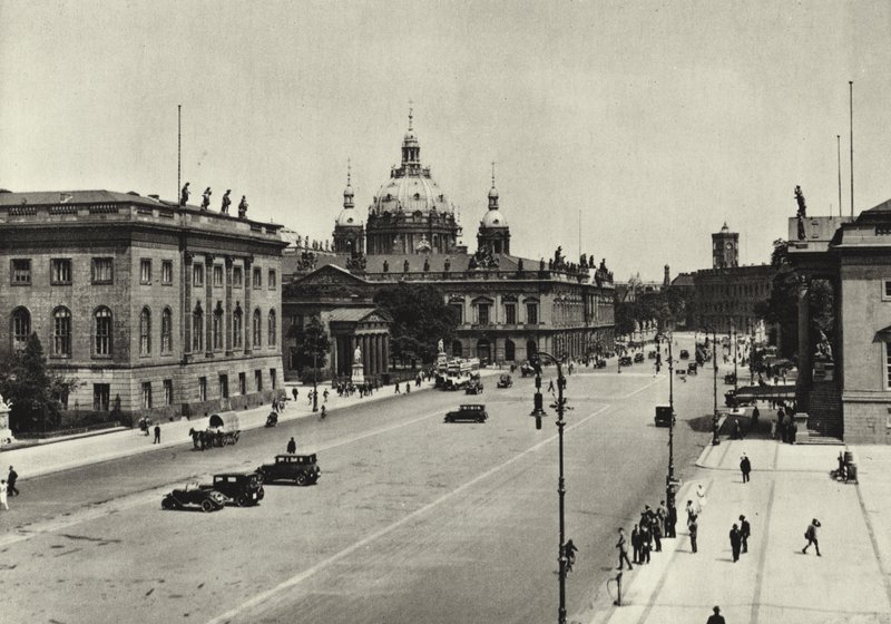Berlin: Blick zum Schloss; View towards the Royal Palace (b/w photo) 作者 萨沙·斯通（Sasha Stone）