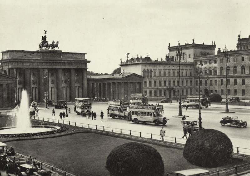 Berlin: Pariser Platz (b/w photo) 作者 萨沙·斯通（Sasha Stone）