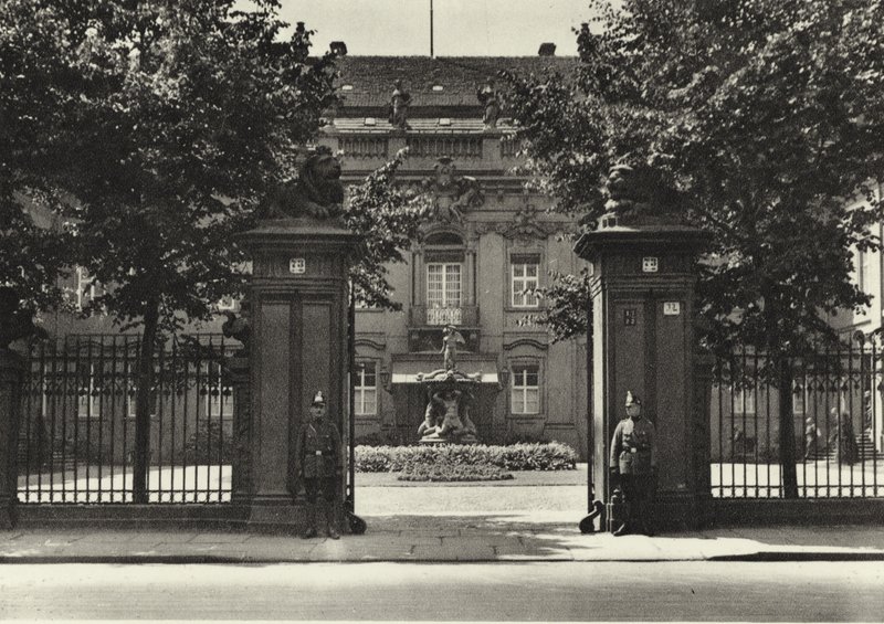 Berlin: Reichsprasidenten-Palais; Residence of the President of the Republic (b/w photo) 作者 萨沙·斯通（Sasha Stone）
