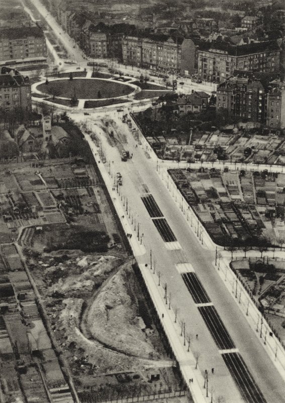 柏林：Reichsstrasse、Reichskanzlerplatz（黑白照片） 作者 萨沙·斯通（Sasha Stone）