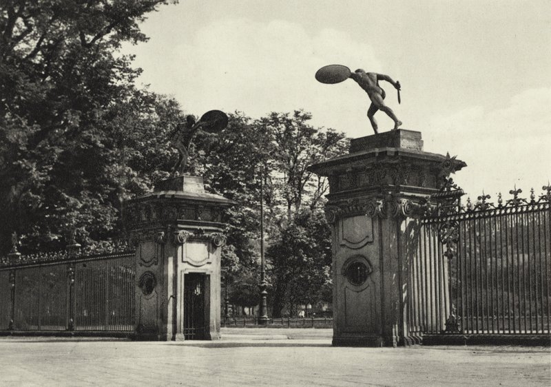 Berlin: Schloss Charlottenburg, Eingang; Charlottenburg Palace, Entrance (b/w photo) 作者 萨沙·斯通（Sasha Stone）