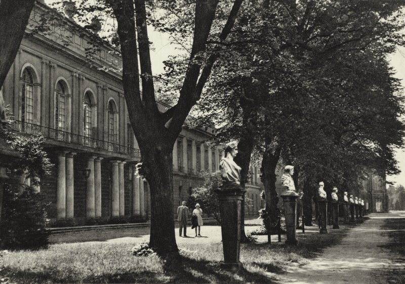 Berlin: Schloss Charlottenburg, Gartenseite; Charlottenburg Palace, Garden Front (b/w photo) 作者 萨沙·斯通（Sasha Stone）