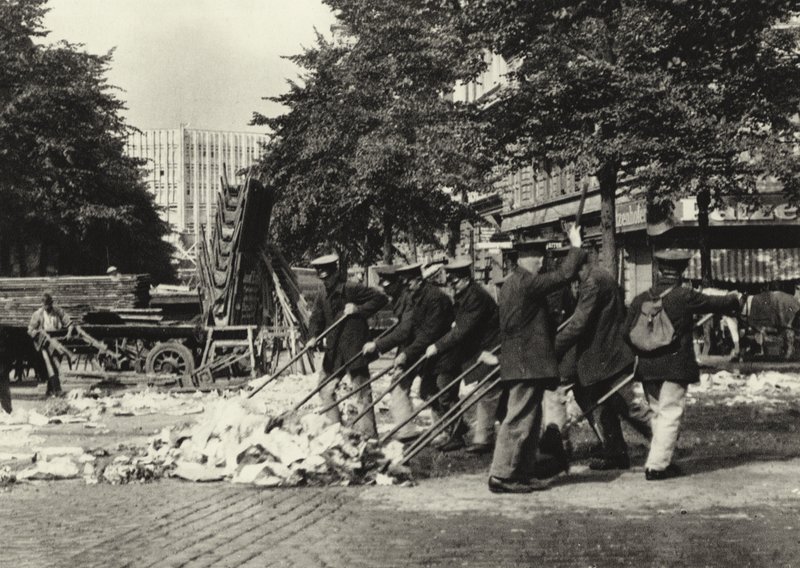 柏林：Wittenberg-Platz 上的 Strassenfeger； 维滕贝格广场上的清道夫（黑白照片） 作者 萨沙·斯通（Sasha Stone）