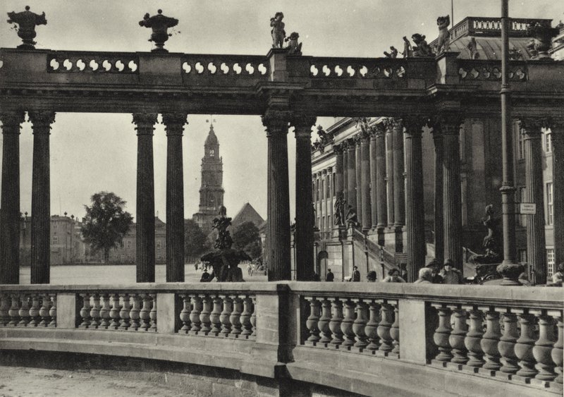 Potsdam, Stadtschloss, Kolonnaden an der Havel; Town Palace, Colonnades on the Havel (b/w photo) 作者 萨沙·斯通（Sasha Stone）