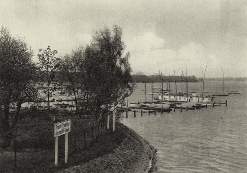 Wannsee (b/w photo) 作者 萨沙·斯通（Sasha Stone）
