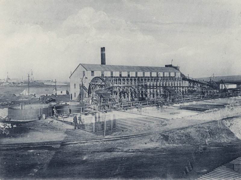 City and Suburban Gold Mining Company, New Battery and Cyanide Works (b/w photo) 作者 南非摄影师