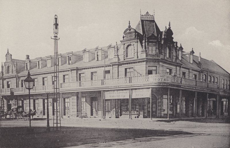The Grand National Hotel (b/w photo) 作者 南非摄影师