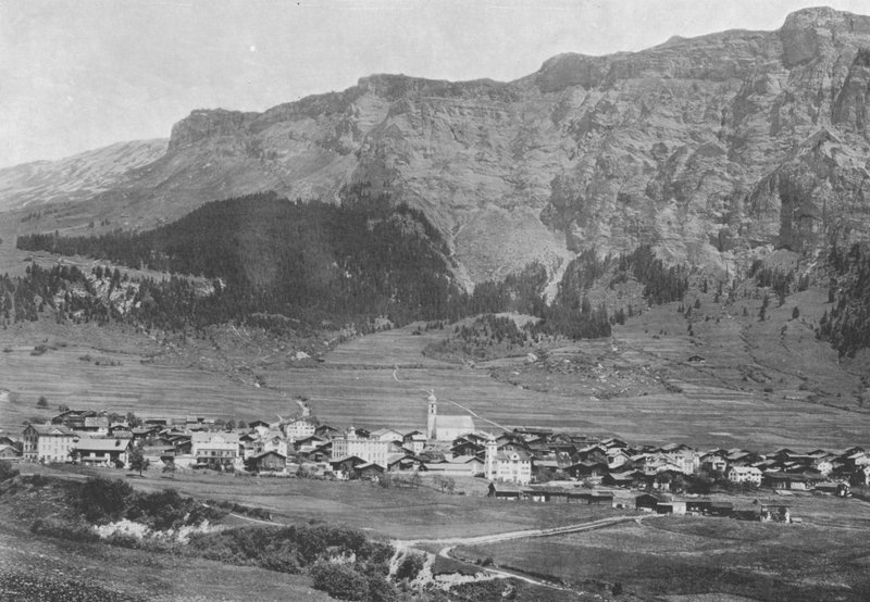 Flims et le Flimserstein (b/w photo) 作者 瑞士摄影师