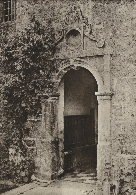 门口，"Batemans"，Burwash，Sussex（黑白照片）。 作者 威廉·加尔斯沃西·戴维