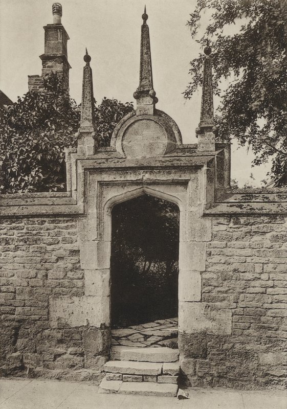 门口，Paynis救济院，Oundle (b/w photo) 作者 威廉·加尔斯沃西·戴维